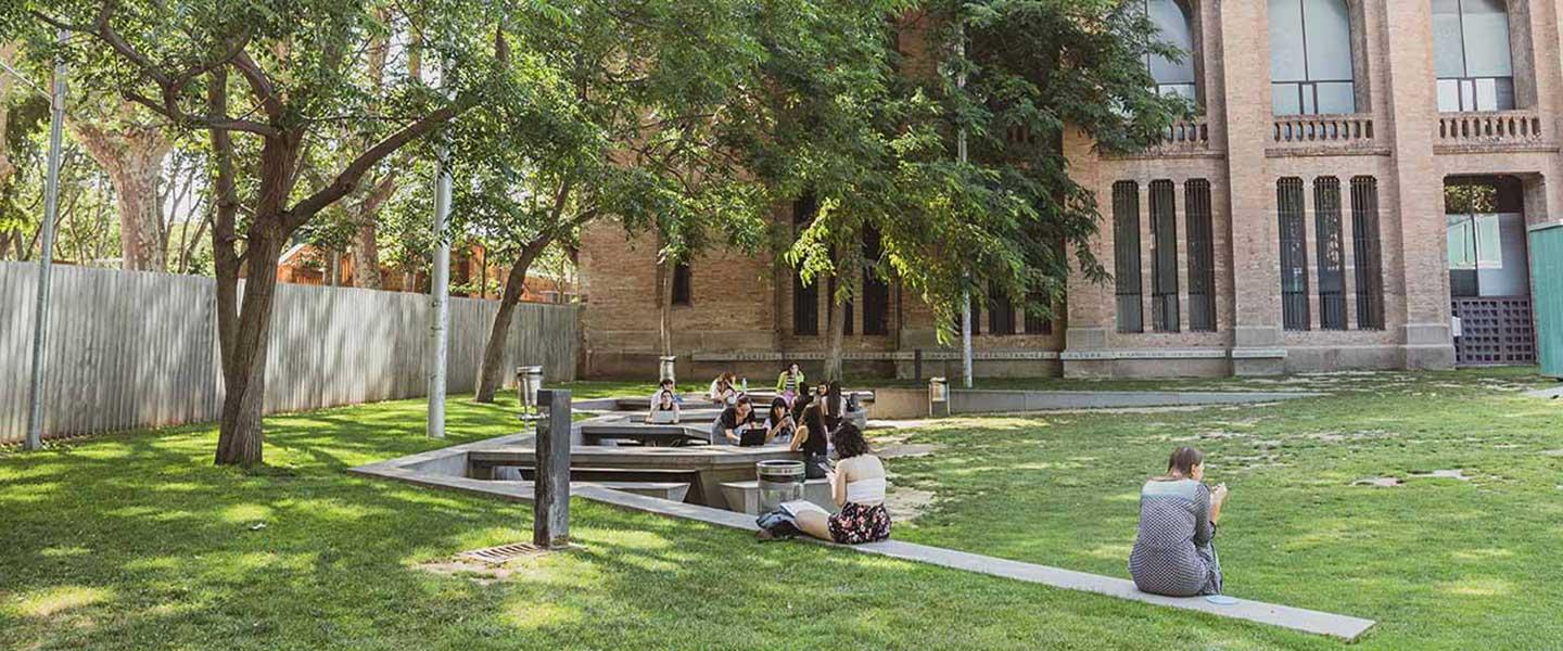 Students studying and relaxing in the garden courtyard of the UPF Ciutadella campus.