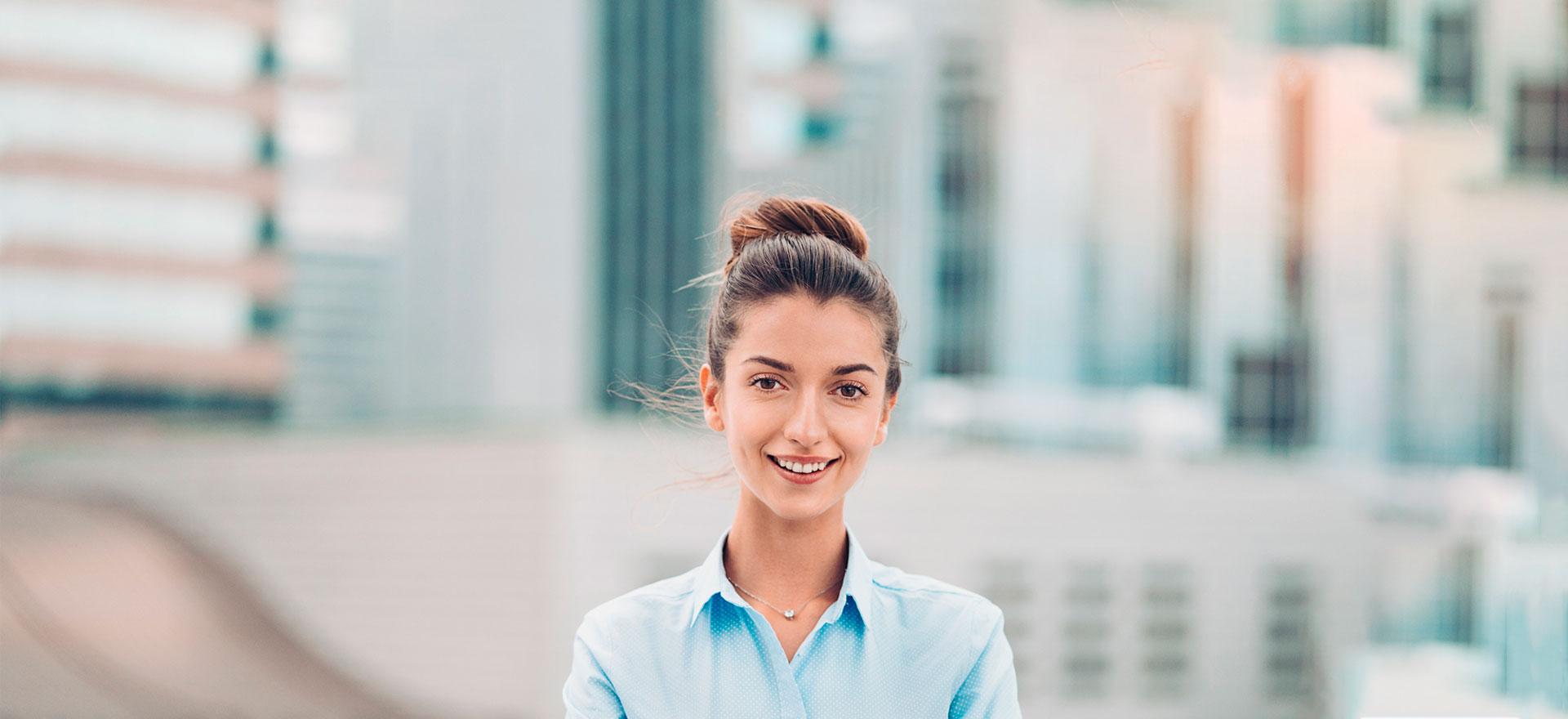 MBA Full Time smiling student. testeo metas obbligatorias